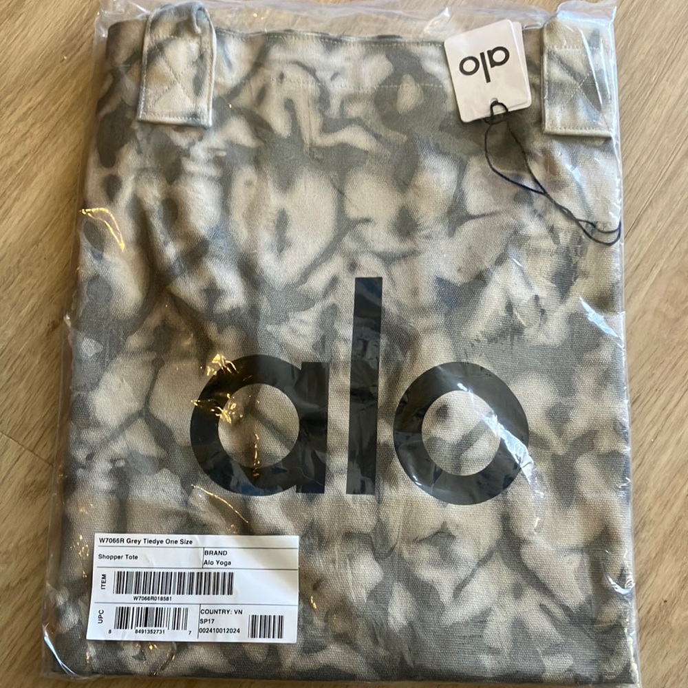 NWT Alo Yoga Iconic Large Tie Dye Tote